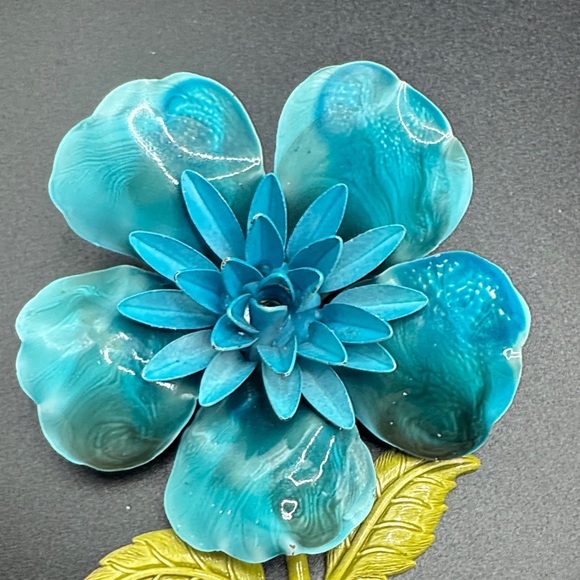 Vintage Enamel TURQUOISE Large Metal Flower Power Pin Brooch - Picture 2 of 6